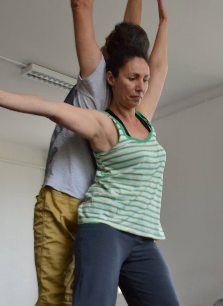 Photo de deux danseur·euses de Contact Improvisation